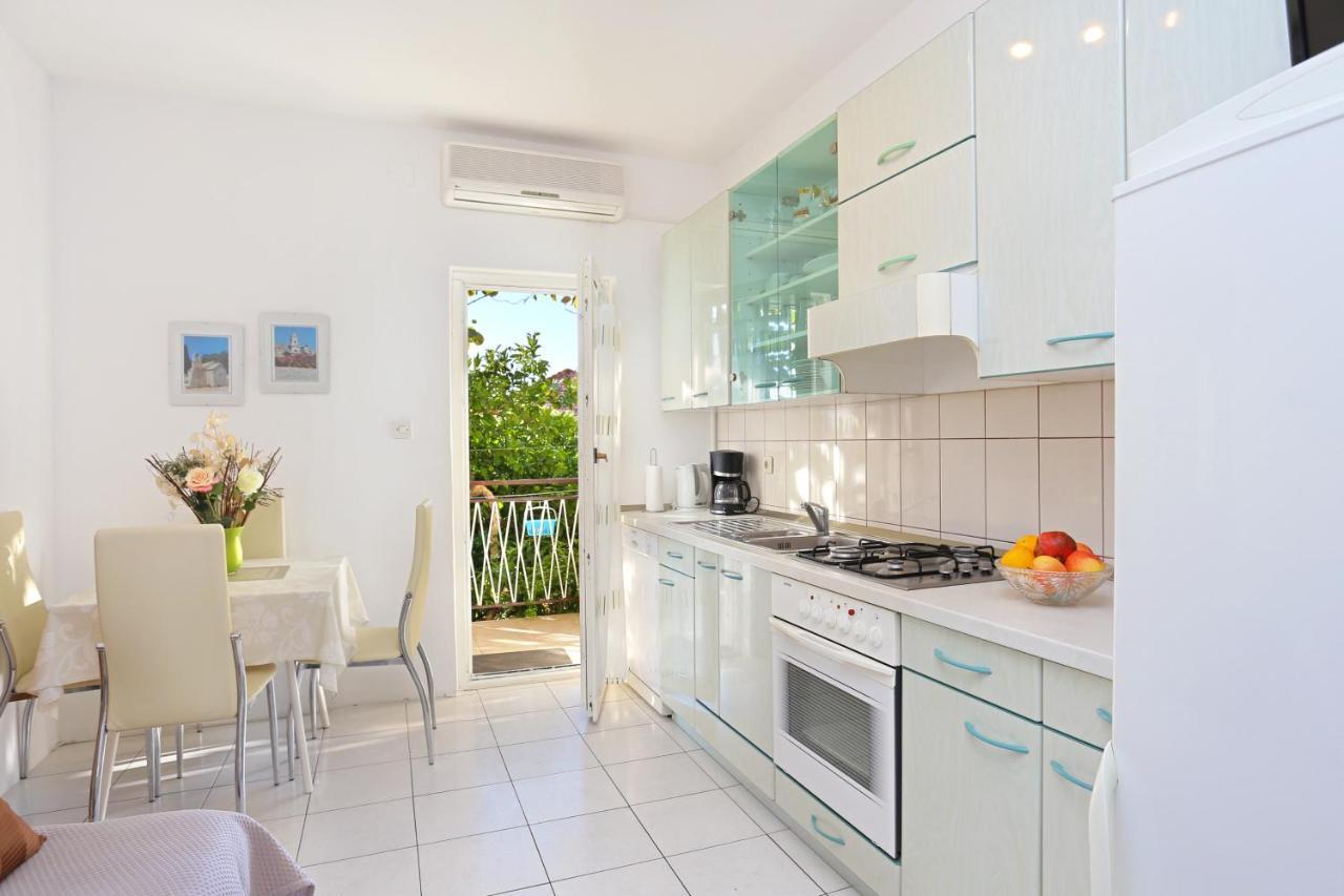 Apartments By The Sea Seget Donji, Trogir - 2029 المظهر الخارجي الصورة