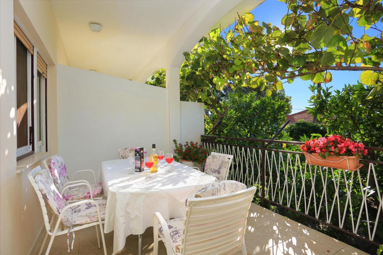Apartments By The Sea Seget Donji, Trogir - 2029 المظهر الخارجي الصورة