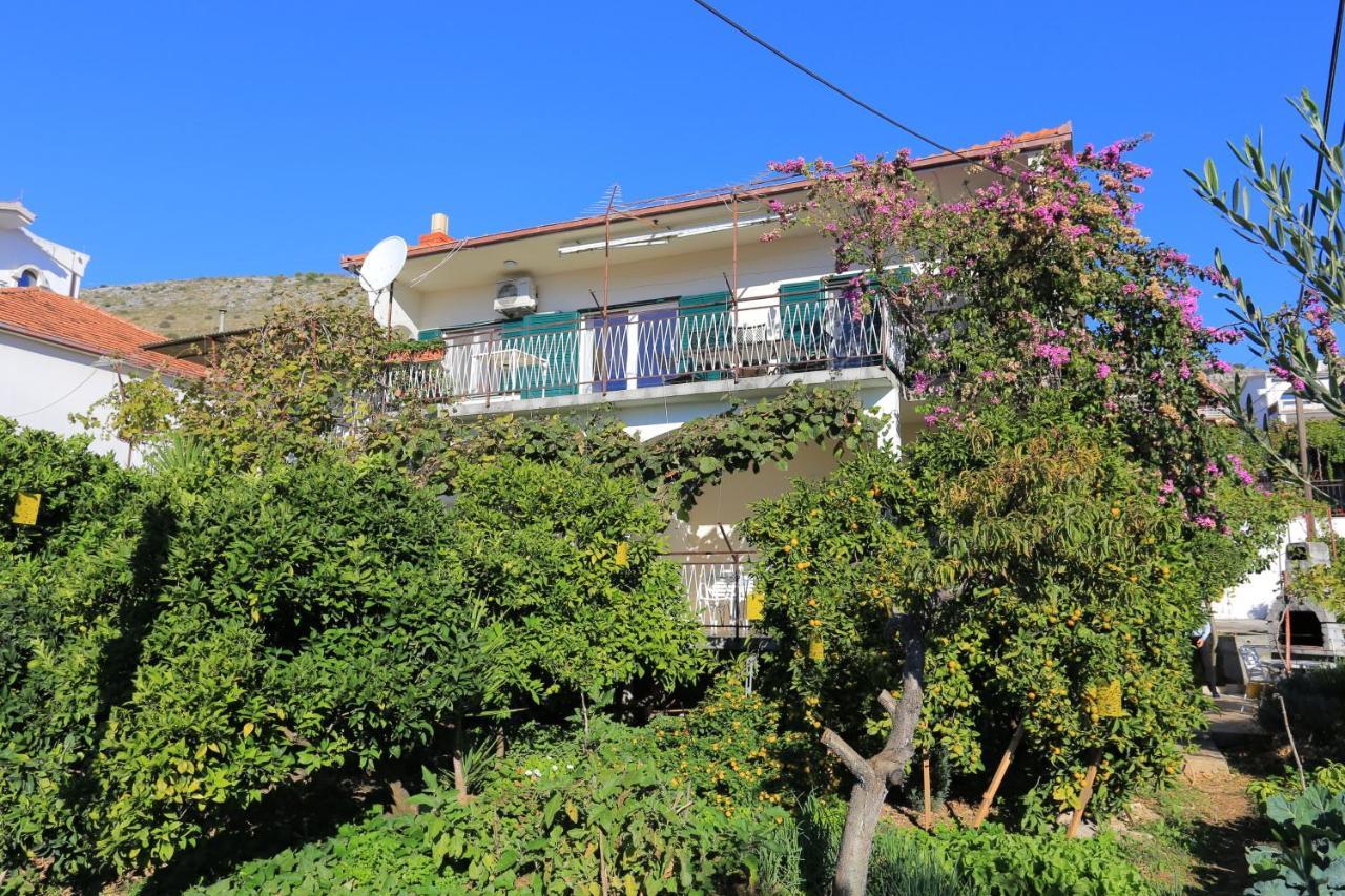 Apartments By The Sea Seget Donji, Trogir - 2029 المظهر الخارجي الصورة