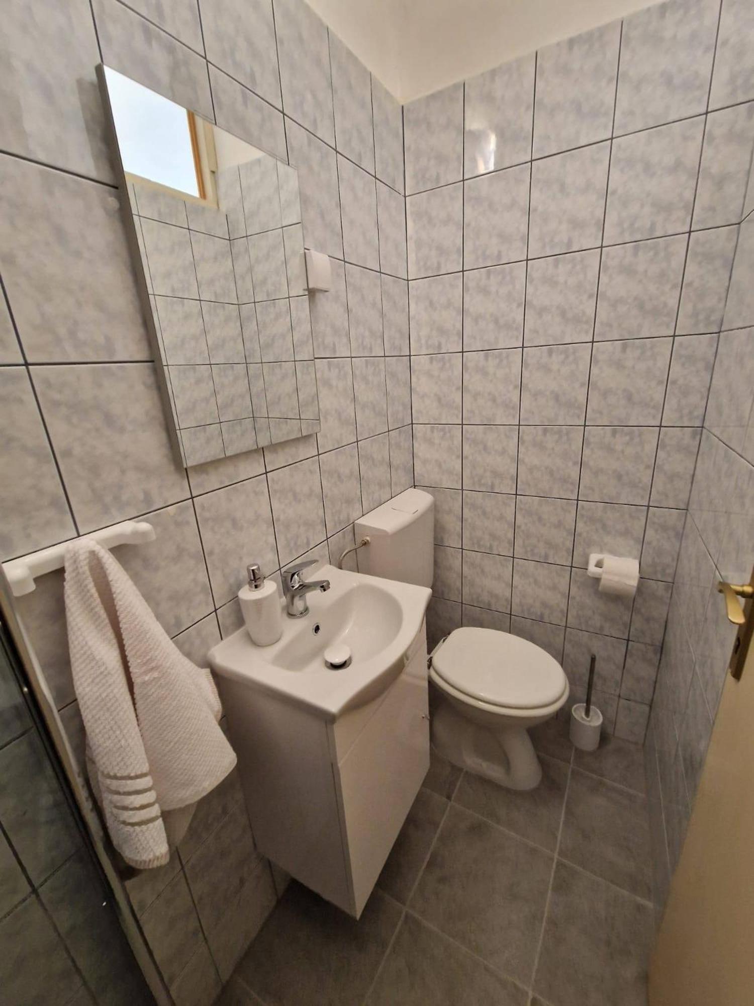 Apartments By The Sea Seget Donji, Trogir - 2029 الغرفة الصورة
